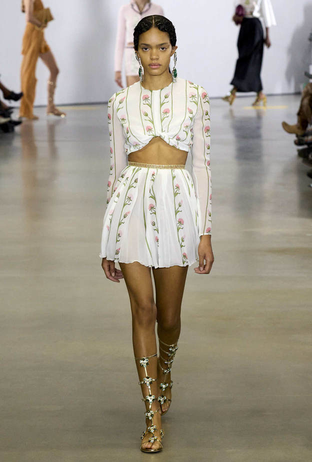 موديلات تنانير قصيرة وواسعة لإطلالة شبابية