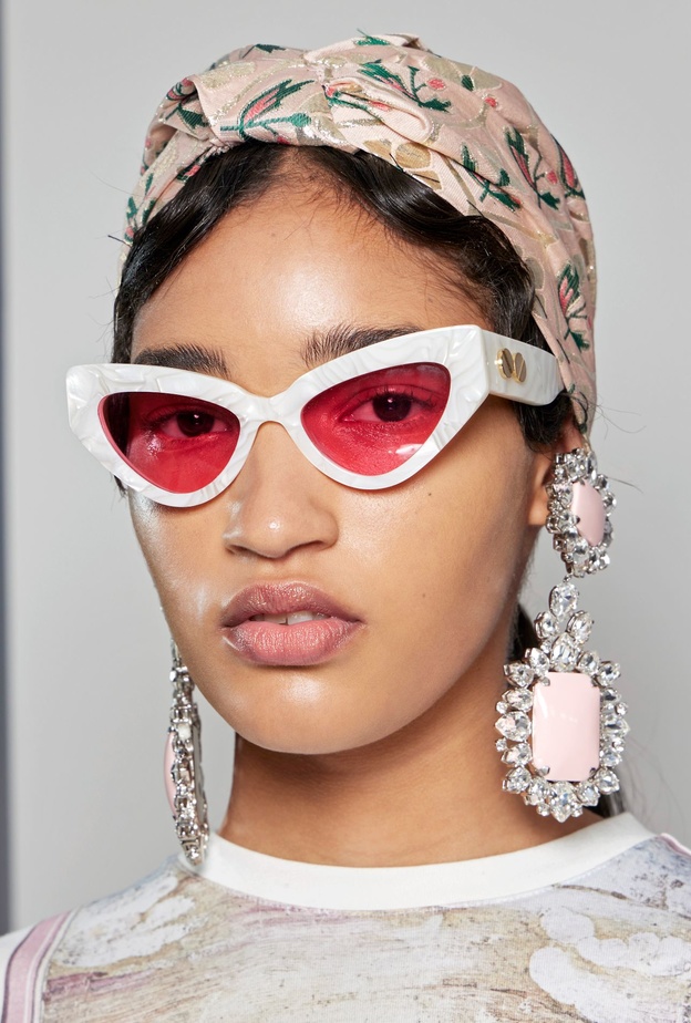 تألقي بنظارة عين القطة صيحة هذا الصيف