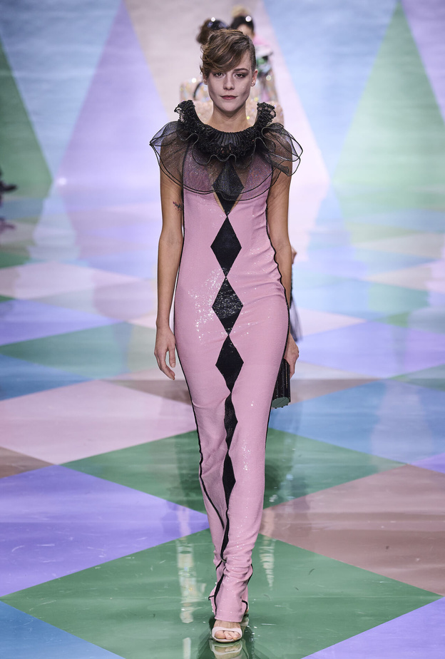 أجمل صيحات الفساتين اللماعة بتدرجات ملفتة