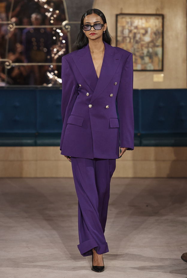 السروال البنفسجي الداكن يحتل الصدارة في إطلالات الخريف