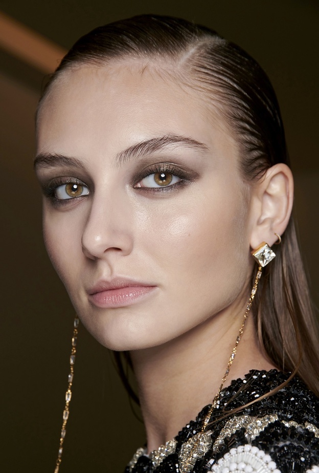 خطوات سهلة لتطبيق رسمات الآيلاينر مع الظلال القوية لسهرات الصيف