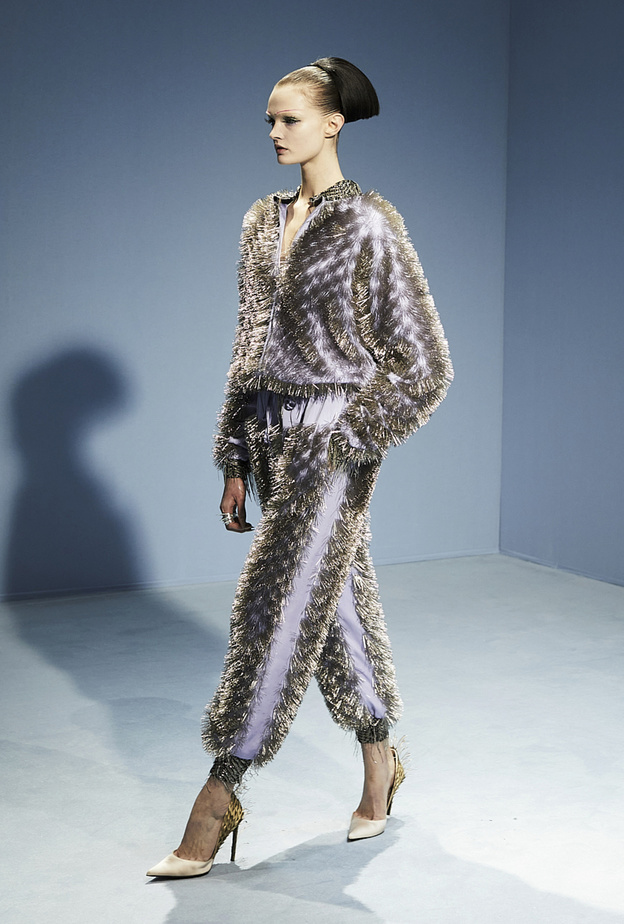 البناطيل المعدنية تعود الى واجهة الموضة الجريئة 