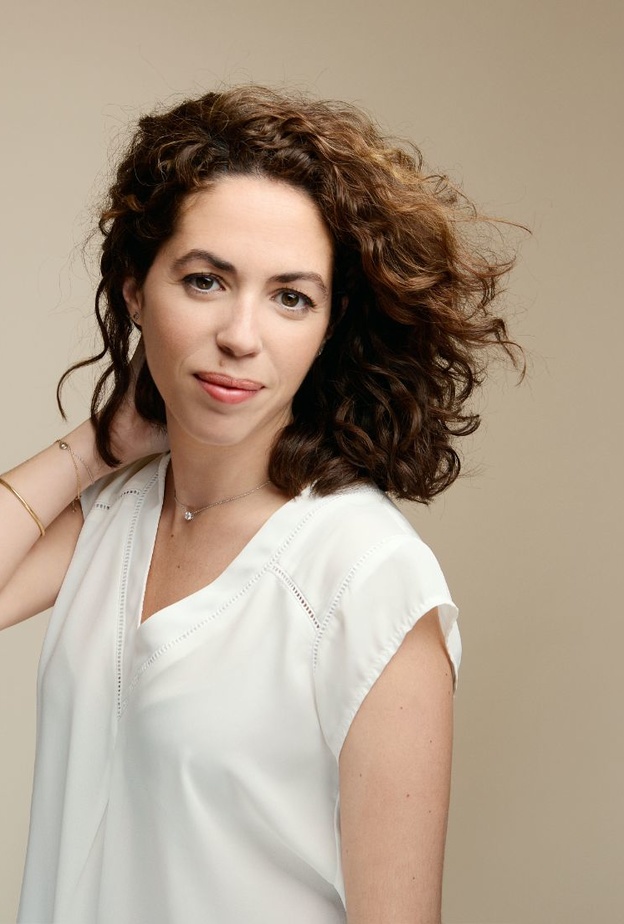 خبيرة العطور JULIE MASSÉ تكشف لـ "هي" أسرار العطر الجديد  SÌ EAU DE PARFUM INTENSE من Armani Beauty