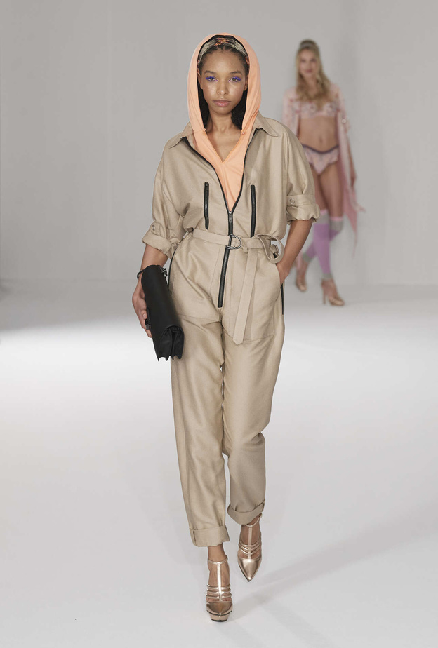 موضة الجمبسوت المحدّد من الخصر في العطلة