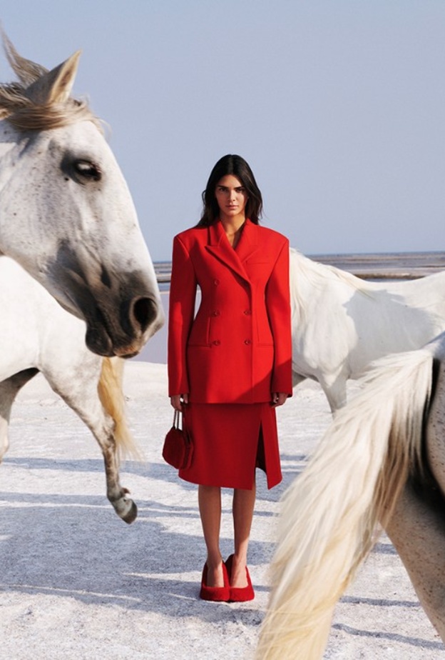 وداعًا للصيف وأهلًا بالشتاء... حملات الدور العالمية تحضرك للموسم الجديد بطريقتها المميّزة والخارجة عن المألوف أحيانًا