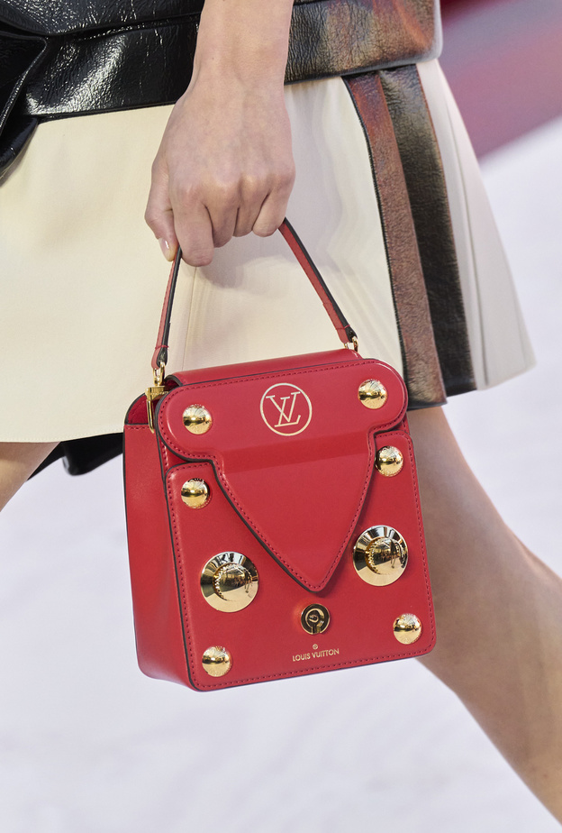 حقائب يد باللون الأحمر لإضفاء الجاذبية على إختياراتك