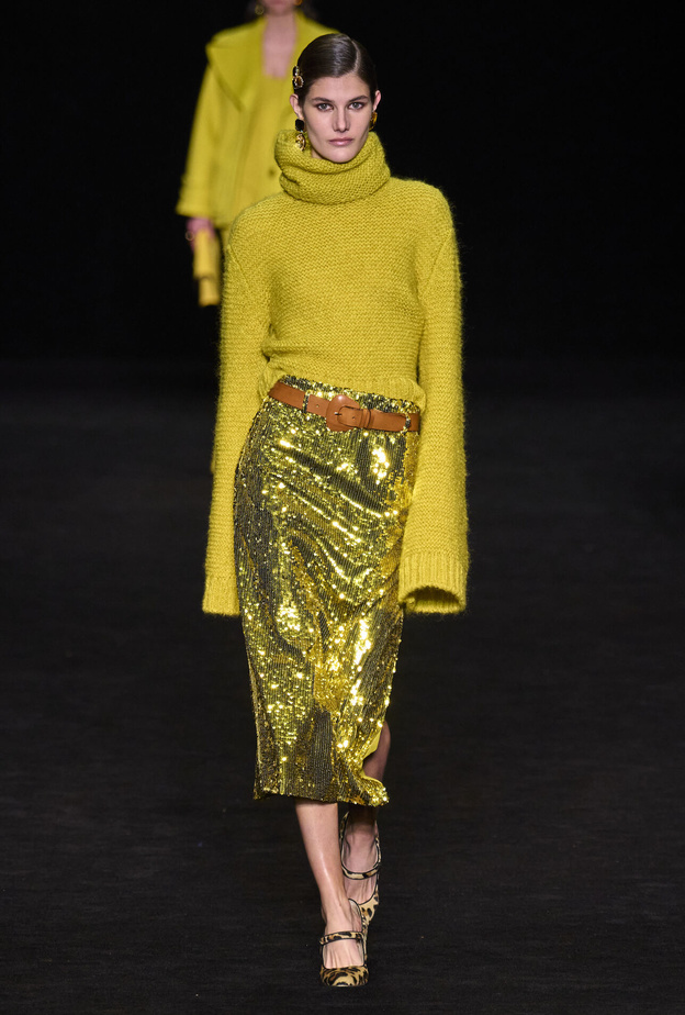 إستعدّي لخريف أنيق بموضة التوبات الصفراء 