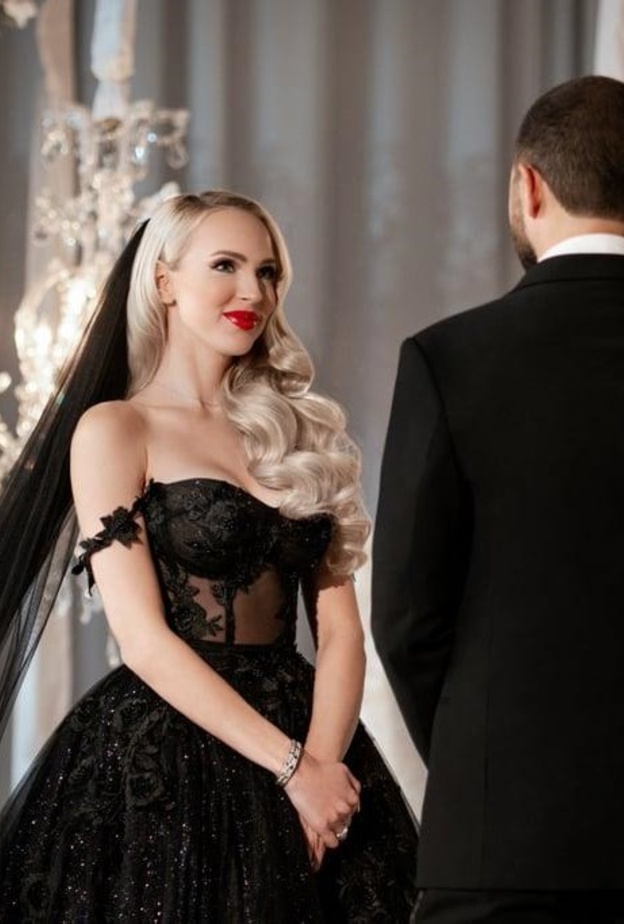  أشهر النجمات اللواتي تكللن بالأسود في يومهن الأبيض !