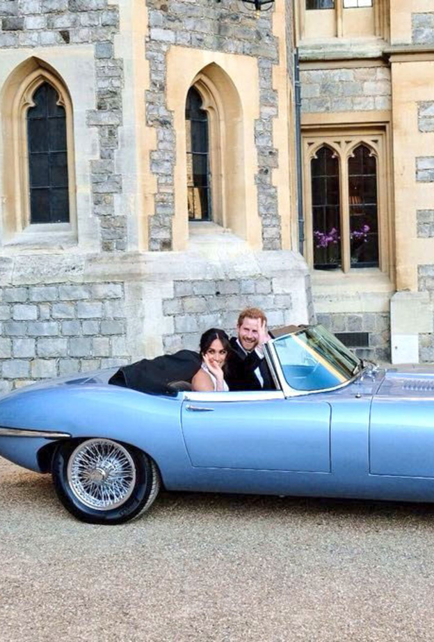 سيارات الزفاف الكلاسيكية بطراز قديم ترافق اناقة حفلات وصور العرسان