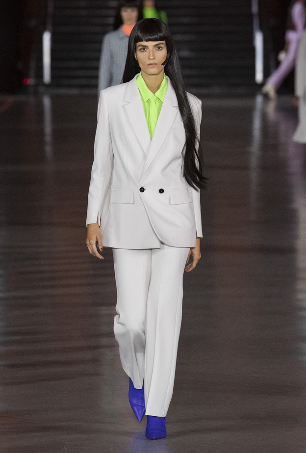 سراويل باللون الأبيض يمكن إختيارها في الخريف