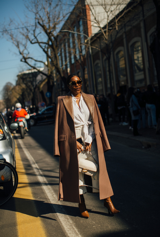 اللون البني