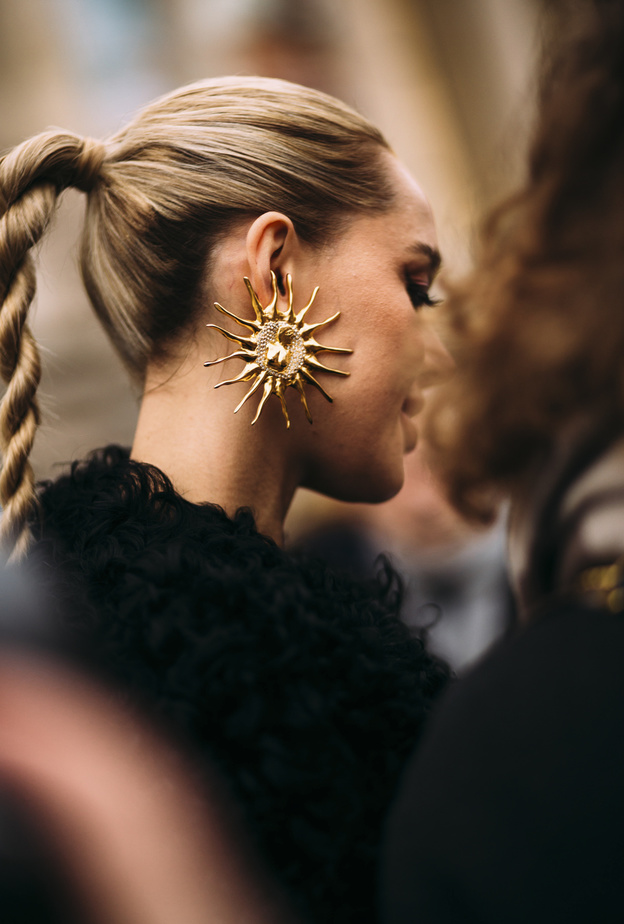 موضة الأقراط الذهبية لمسة من الشياكة مع أجمل الأكسسوارات 