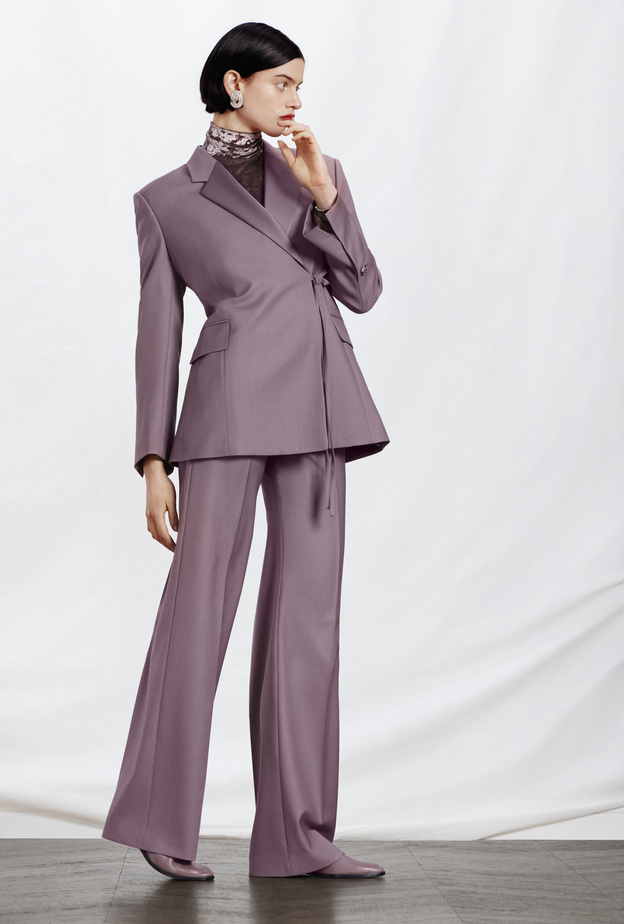 البدلات الرسمية الراقية عنوان أناقتك في يوم المرأة الإماراتية