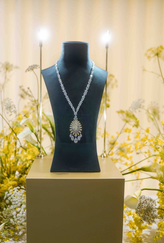 SUNRISE Graff Yellow Diamond Necklace