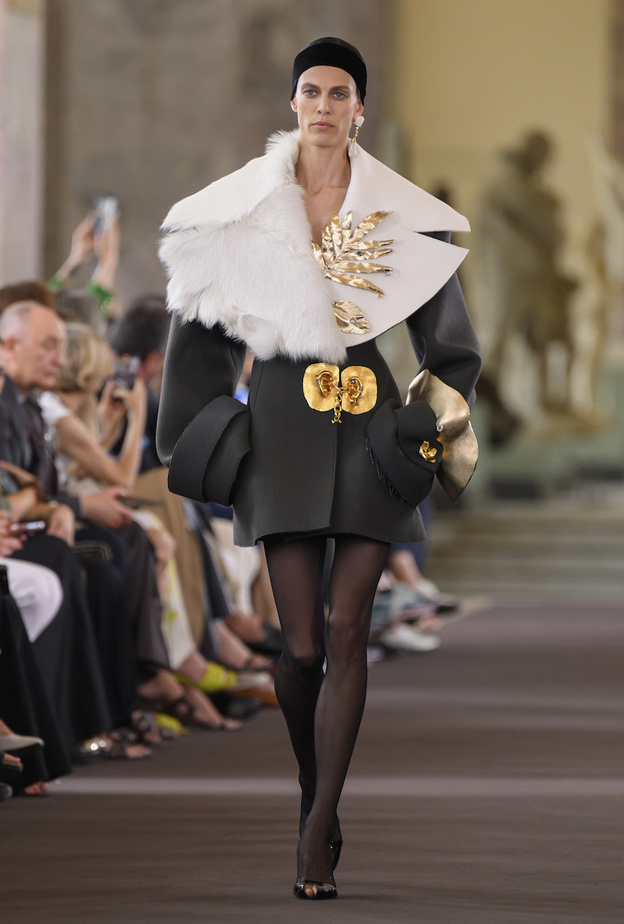 إكسسوارات الأزياء الراقية تعبير فني يتجاوز حدود الواقع ويدخل عالم الخيال