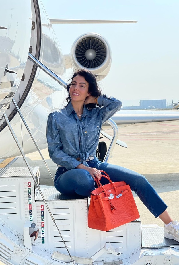 الملابس الرياضية تتصدّر الصيحات الكاجوال بأسلوب جورجينا رودريغز