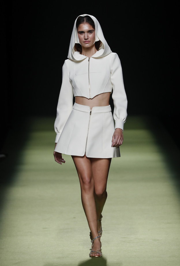 أجمل الطرق لتنسيق موضة التنانير المستقيمة مع السحاب