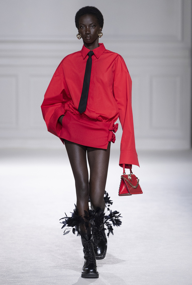 إطلالة لافتة من Valentino