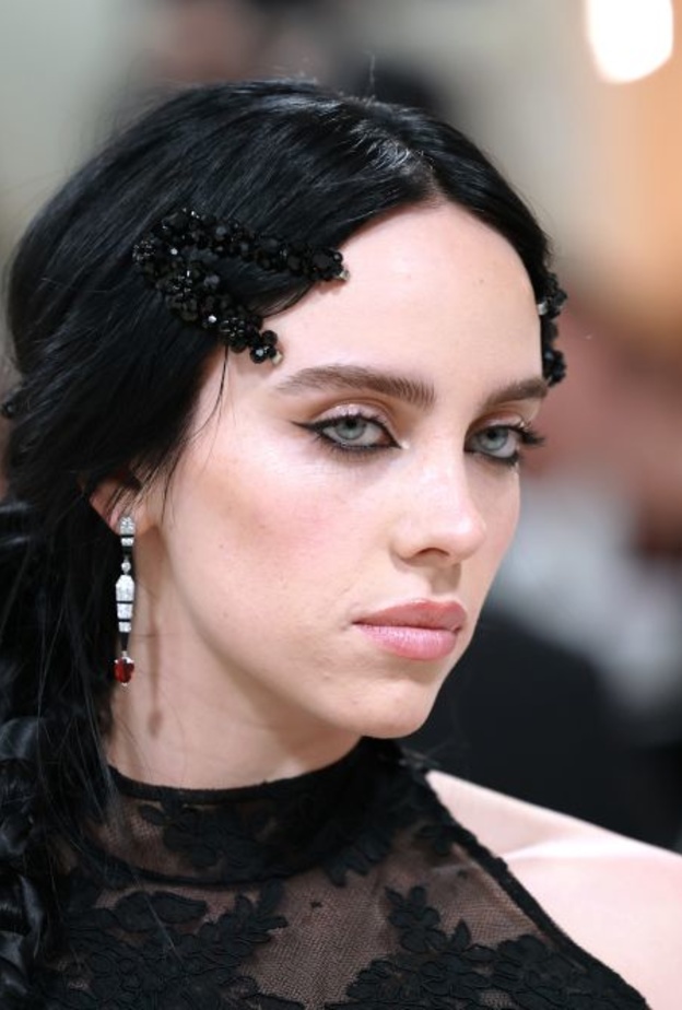 تسريحات شعر غير تقليدية استوحيها من نجمة الجيل بيلي إيليش