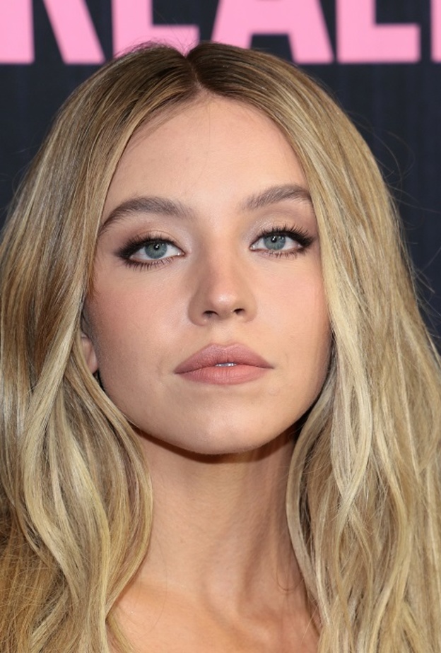 مكياج السفر بأساليب متنوعة لصاحبات العيون الزرقاء من وحي سيدني سويني