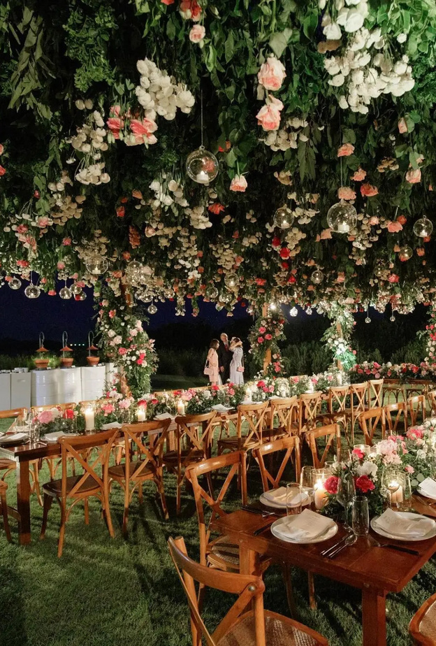 الأصفر البني الشاحب (القريب من البيج) والبني الشوكولاتي