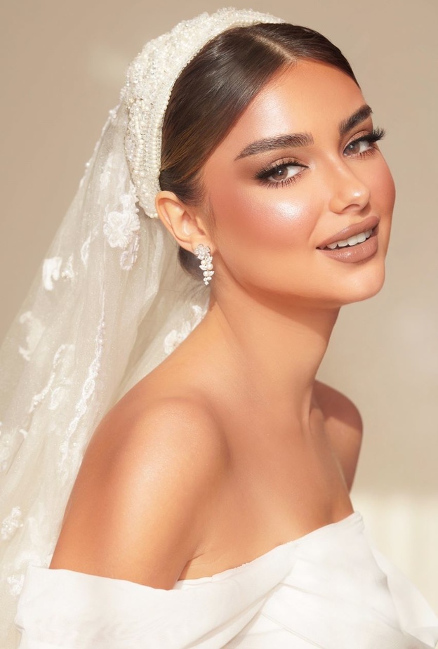 مصففة الشعر "ساره عمر" لـعروس "هي":  "الكلاسيكية والنعومة موضة العروس الدائمة"