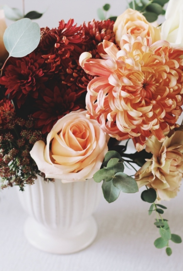 أفكار رائعة لديكور طاولات حفلات الزفاف الخريفية بزهور الأقحوان