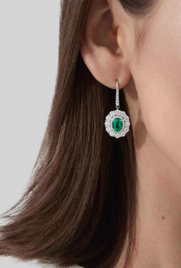 أقراط أذن مرصعة بالألماس والزمرد من غرارد Garrard