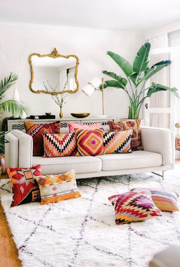 اختاري مجموعة من وسائد الرمي throw pillows ووزعيها في أركان غرفة المعيشة