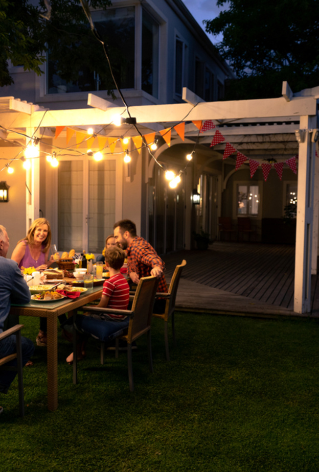 اسنعيني بالمصابيح الشريطية string lights لإضاءة رائعة لفنائك الخلفي