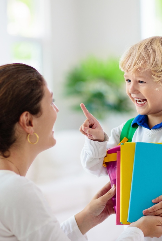 اصطحاب الطفل إلى المدرسة قبل بدء الدراسة يساعده في التعرف عليها ويحفزه على الذهاب إليها بسعادة