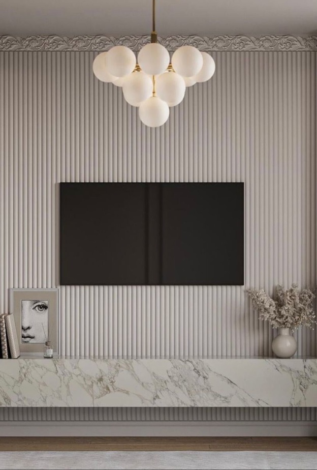 اكسسوارات بسيطة أمام جدار التلفاز لا تعيق الرؤية