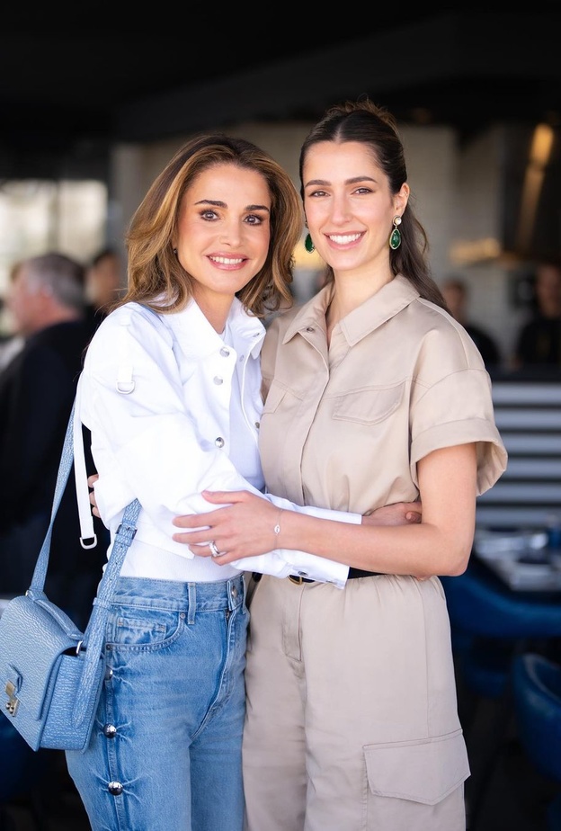 الأميرة رجوة تستلهم إطلالاتها من أسلوب الملكة رانيا 