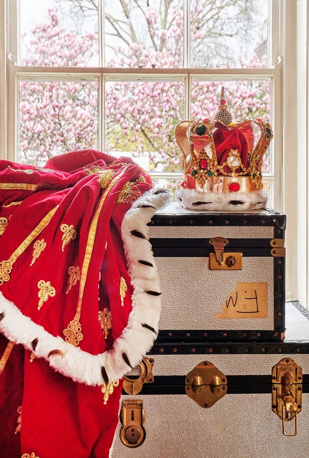 التاج والعباءة الأيقونية التي ارتداها فريدي ميركوري في نهاية جولة The Magic Tour 