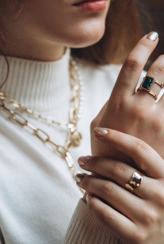 الخواتم الذهبية أساسية لإطلالاتك الجامعية