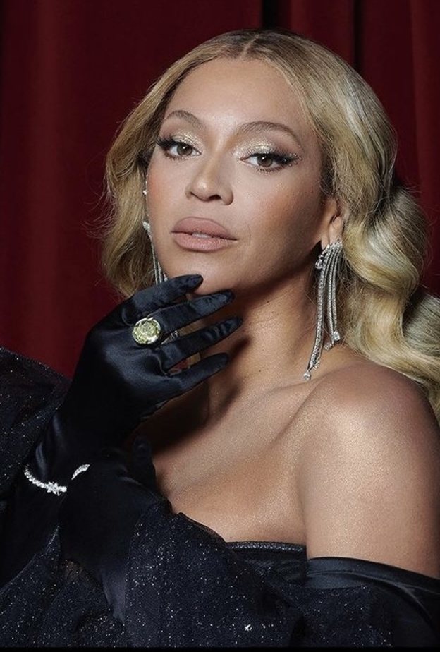 المغنية العالمية Beyonce تتألق بمجوهرات Tiffany & co