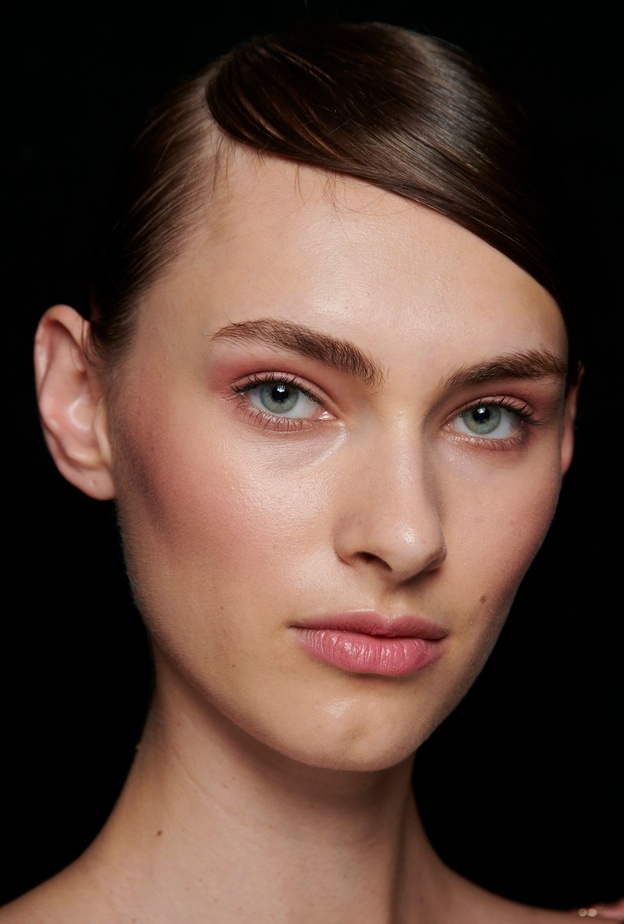 المكياج الملون صيحة مستمرة في صيف 2024.. إليك أفكار متجددة لاختيارها من عروض نيويورك