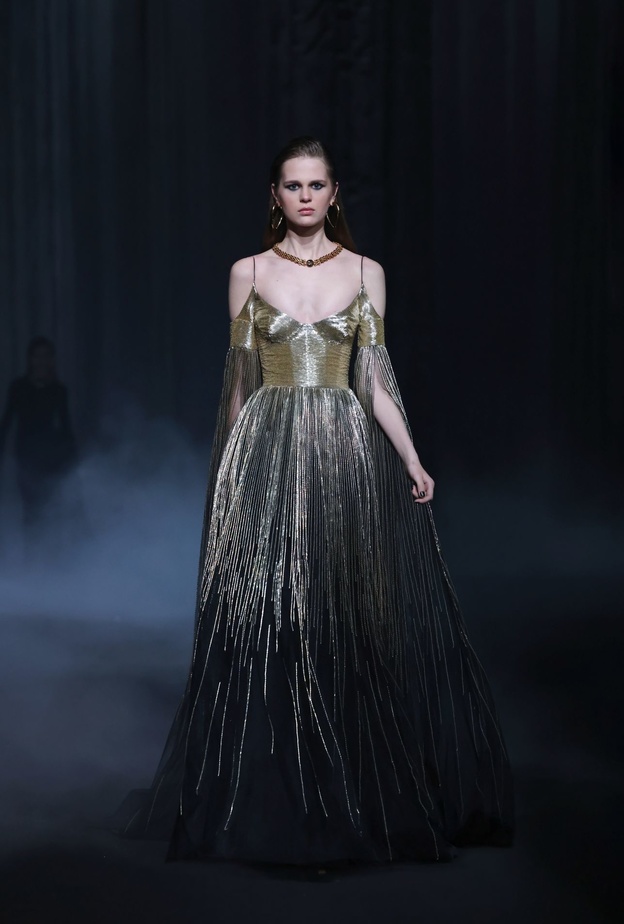 فساتين خريف 2023 .. الميتالك والطبعات الهادئة أبرزها مع رقة السواريه