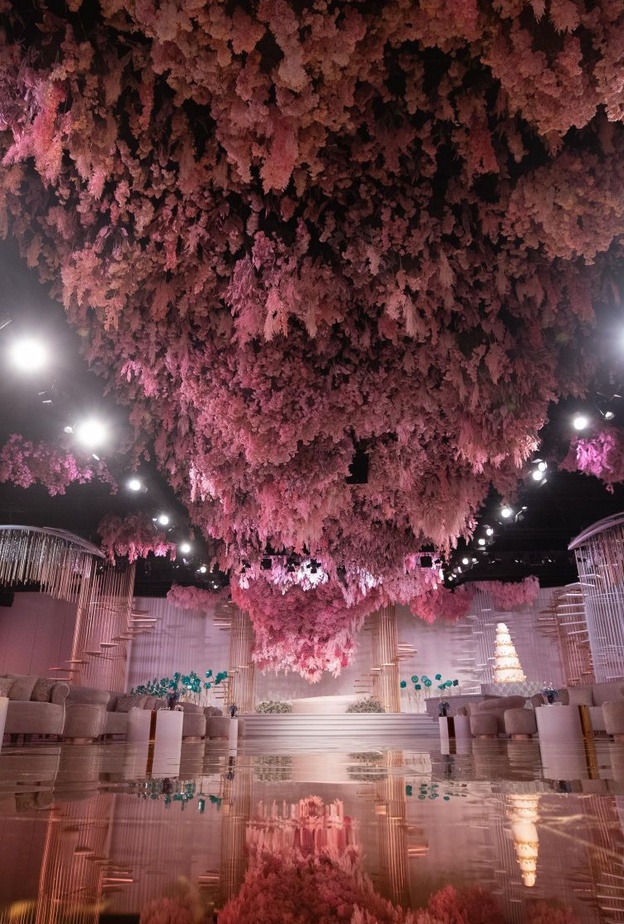 الورود طاغية في زفاف من تصميم طوني بريس