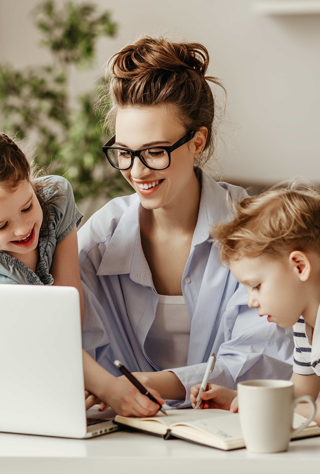 بالثقة بالنفس ويالقدرات والمهارات التي تملكها تستطيع الأم العصرية الموازنة بين التفاني في العمل ومتطلبات الأمومة