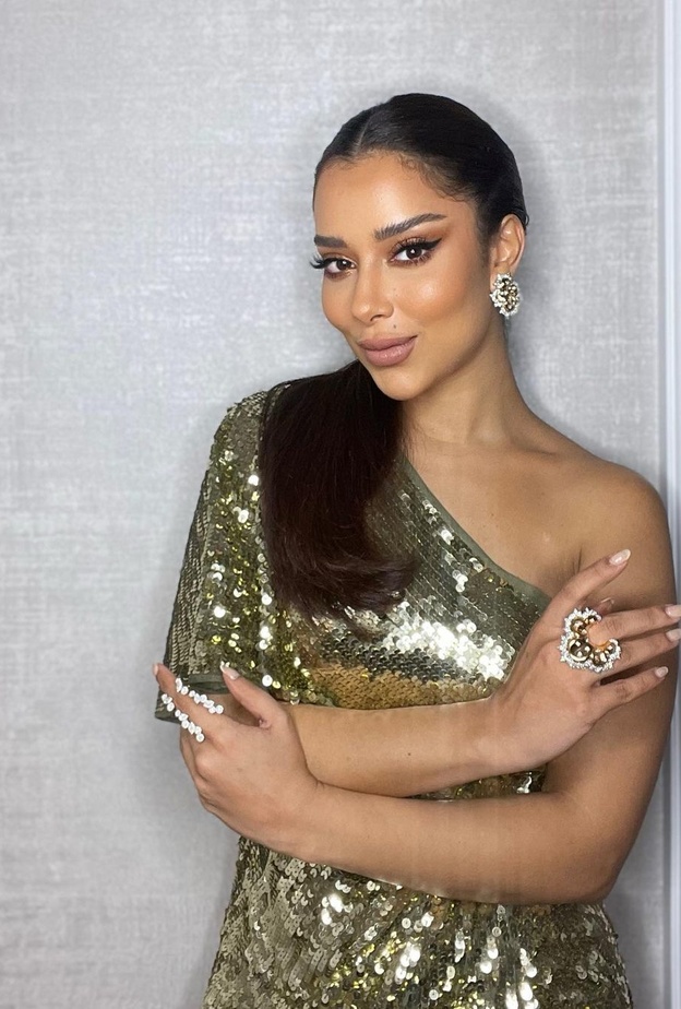 بلقيس فتحي بتصاميم مجوهرات لافتة مناسبة للاحتفال باليوم الوطني السعودي