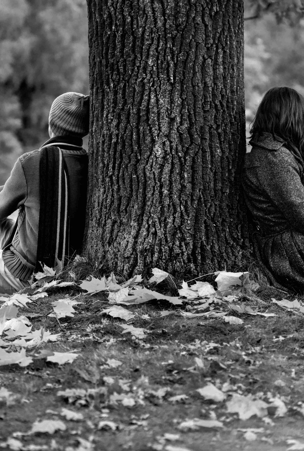 تبتعد المرأة عن الرجل الذي تحبه بعد نفاذ كل محاولات الاصلاح بينهما