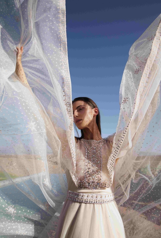 المصممة أمل الرئيسي تجمع مجد الحضارات في عباءات خريف وشتاء 2023