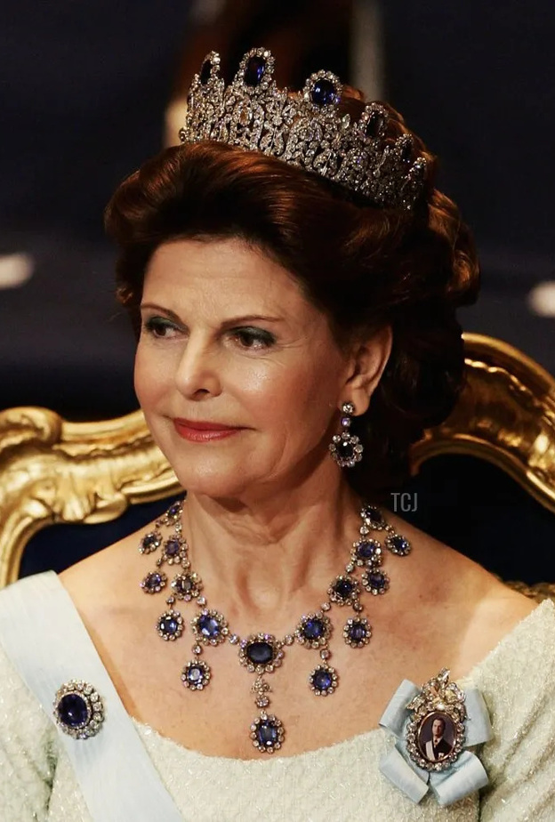 تعرفي على تاج ياقوت لوتشتنبرغ المرصع بالياقوت الأزرق والذي ربط بين ملكة معاصرة وإمبراطورية بائدة