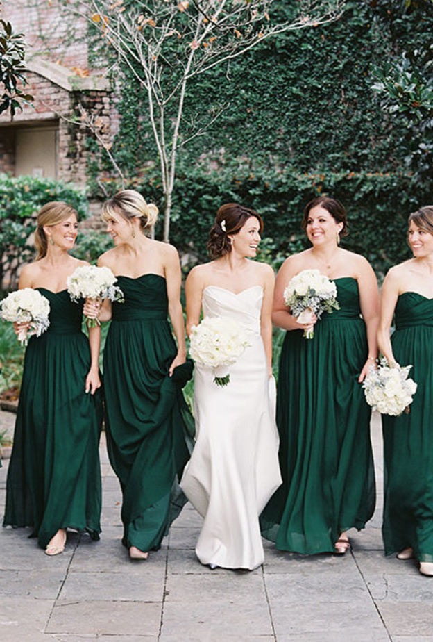 ثيم الزفاف الأخضر ينطبق على فساتين الوصيفات