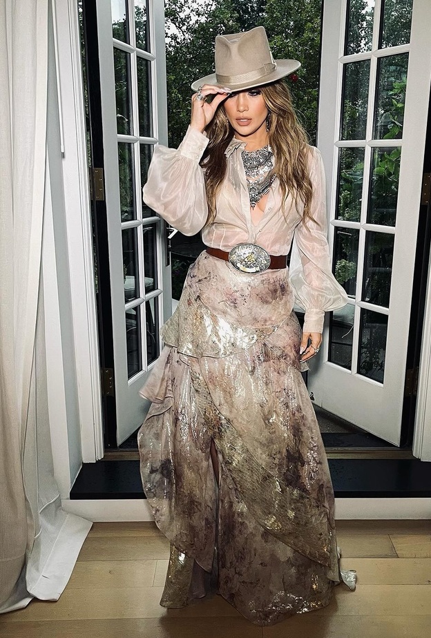 نجمات العالم تتلألأ بقطع مجوهرات براقة في عرض أزياء مجموعة Ralph Lauren لربيع وصيف 2024.. من الأجمل؟