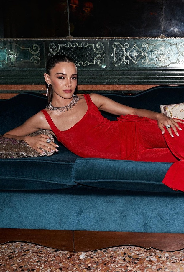 كيف زيّنت كارتييه Cartier إطلالات مجوهرات المشاهير في مهرجان فينسيا السينمائي؟