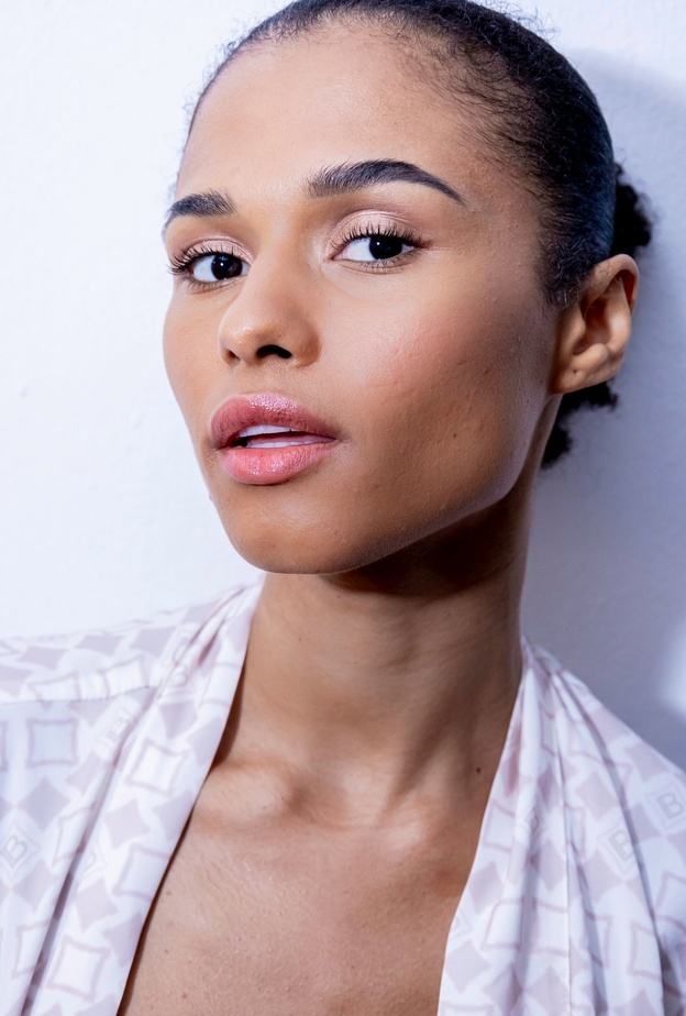 فن إخفاء حب الشباب لإطلالة مكياج خالية من الشوائببمستحضرات جديدة ومجربة