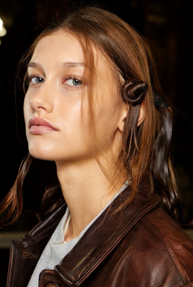 مكياج صباحي مشرق للجامعيات بمستحضرات جمالية مصغرة لا غنى عنها في حقيبتك الجامعية