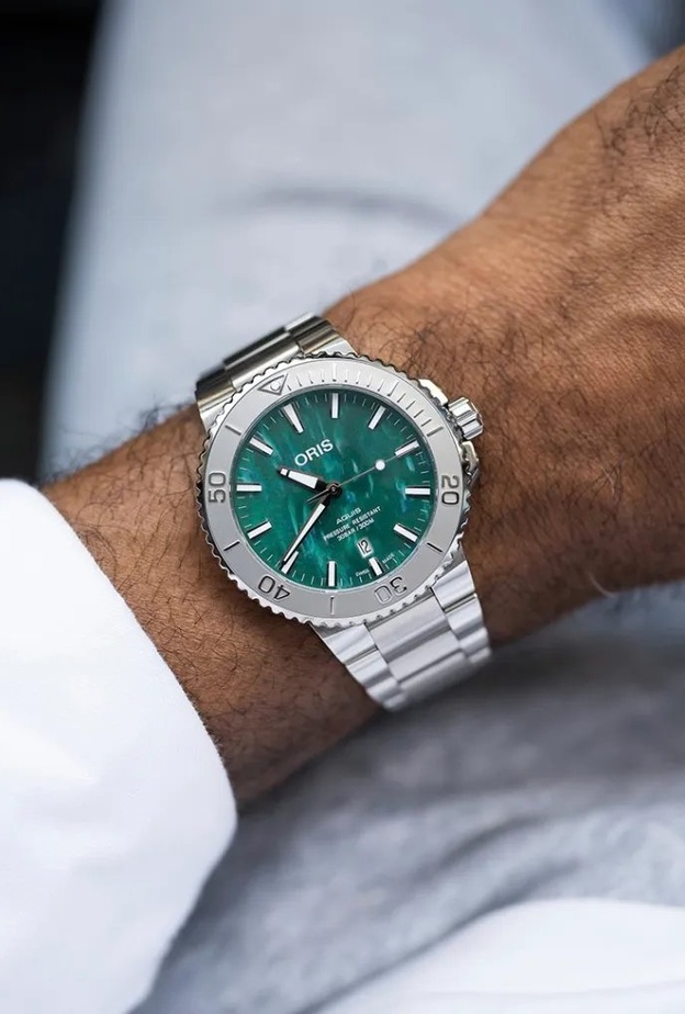 ساعة Oris X Bracenet Aquis Date بأقراص مُعاد تدويرها من شباك الصيد المستعملة